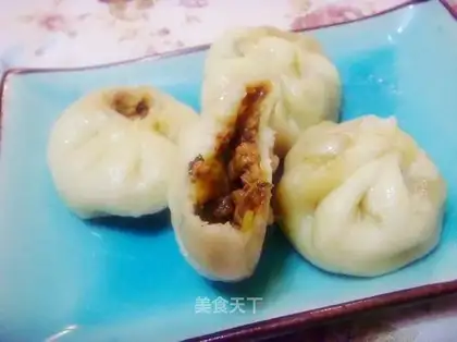 Pork bun with mushroom and leek