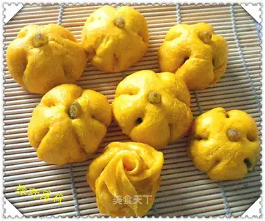 Pumpkin bun with bean paste