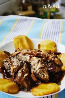 Boil small fish with hot cakes