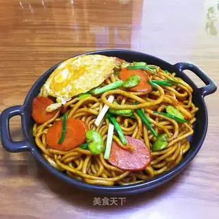 Carrot-peased noodles