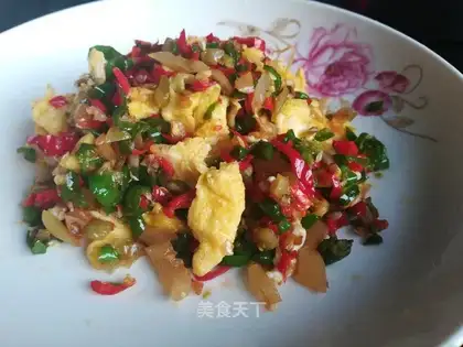 Squeeze chili fried eggs