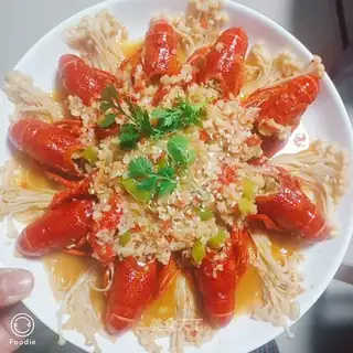 Golden garlic lobster
