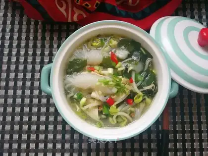 Spicy tart seaweed soup
