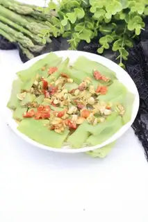 A fan of garlic and silk