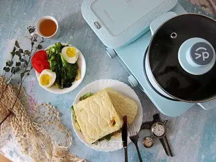 A sandwich and vegetables