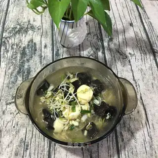 Green bean sprout soup