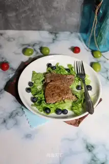 Blueberry beef salad