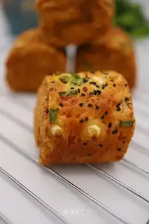 Onion pine bread