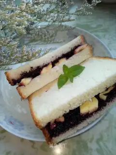 Smoky cheese and sweet toast