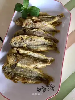 Snack, yellow fish