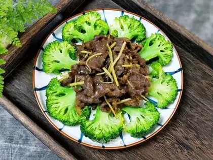 Beef mixed with broccoli