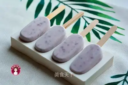Yogurt cheeseberry ice cream