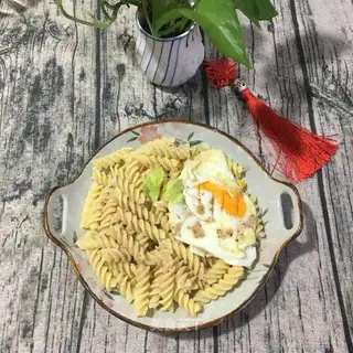 Spiral salad sauce. Noodles