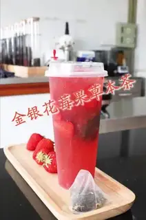 Gold and silver berries and berries and tea