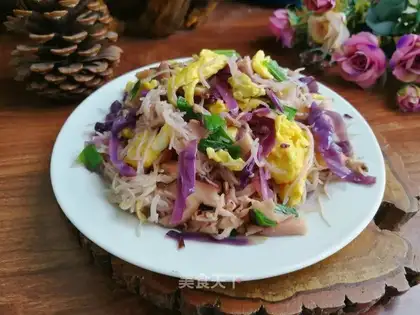 Pyramid blue eggs and rice noodles