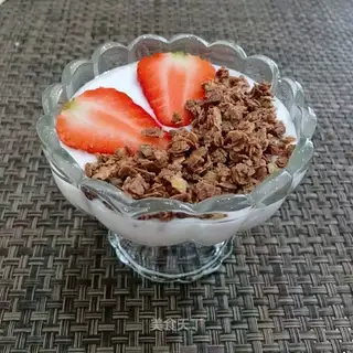 Strawberry chocolate sour milk cup