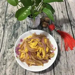 Onion fried eggs