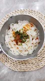Lazy hands on the noodles