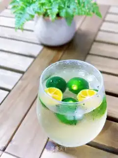 A meadow bee ice