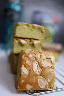 A tea almond cake