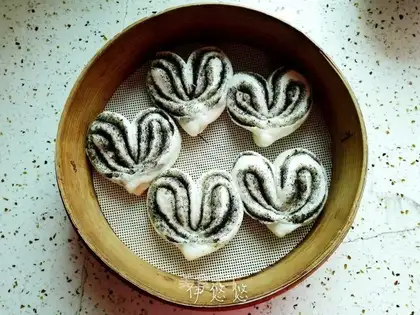 Black sesame heart rolls