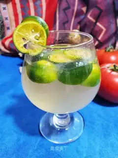 Ice-green lemon honey water