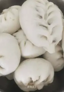 Cream egg powdered buns