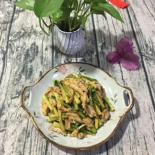The cucumber mixes chicken legs