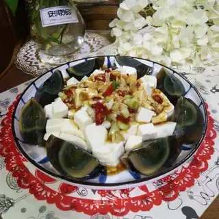 Pouring eggs and tofu