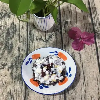A quinoa nut yogurt salad