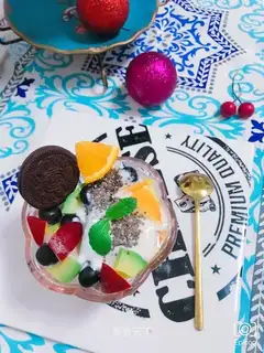 Yogurt fruit cup