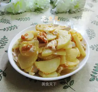 A duck egg with fried potatoes