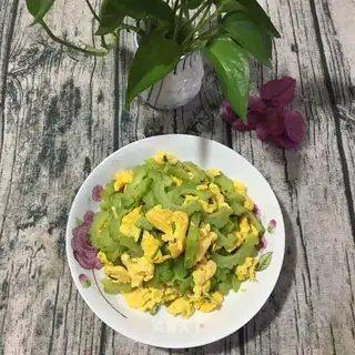 Onion eggs fried bitter melons