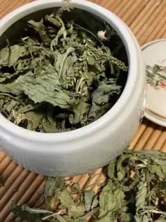Dry tea in front of the car
