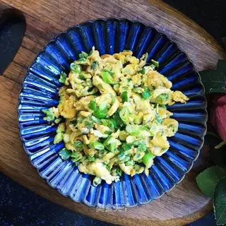 Onion pepper fried eggs