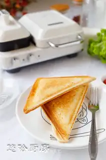 A halogen beef cheese sandwich