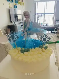 It's Elsa Icecracker birthday cake
