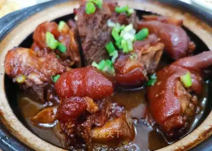 Red burning of pigs' feet