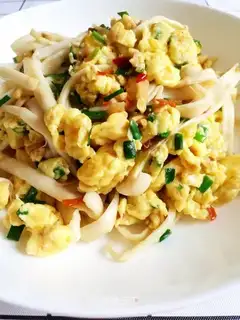 Spicy white mushroom fried eggs