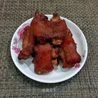 Roasted pig feet