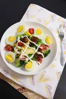 A salad for the eggs in the blue