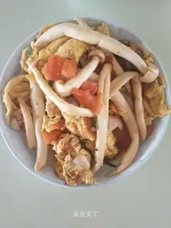 Tomato eggs with white mushrooms