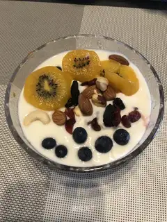 A fruit bowl of yogurt