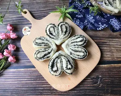 Heart-shaped black sesame rolls