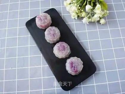 Purple crystal mooncake