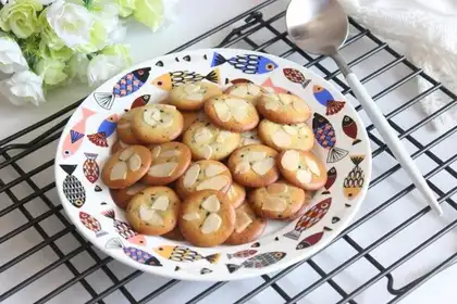 Black sesame pretzels
