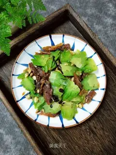 The beanfish fried the bitter melon