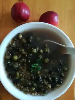 The lily seed green cinnamon soup