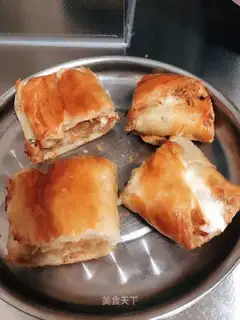 The air fryer grabs bread