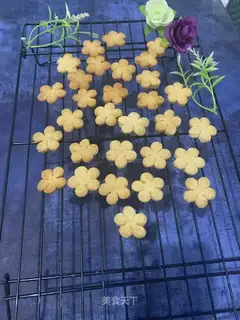 A flower cookie